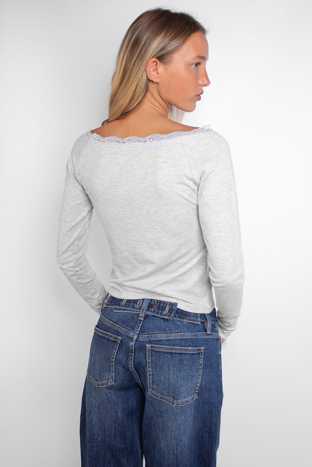 T-shirt with a boat neckline and lace | Subdued
