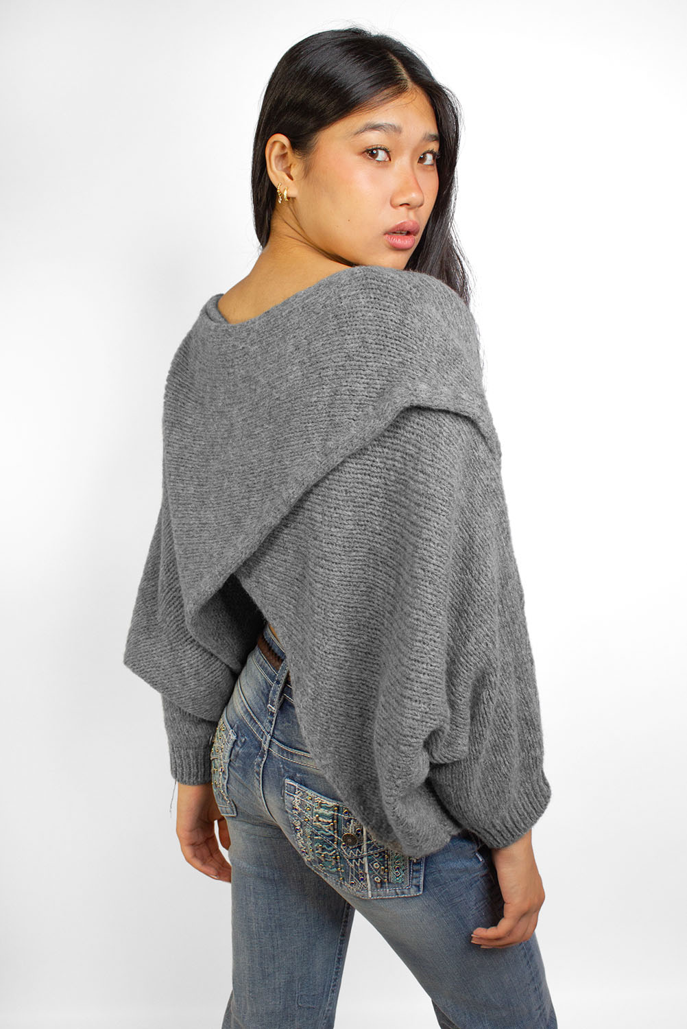 Cross-over sweater at the back | Subdued