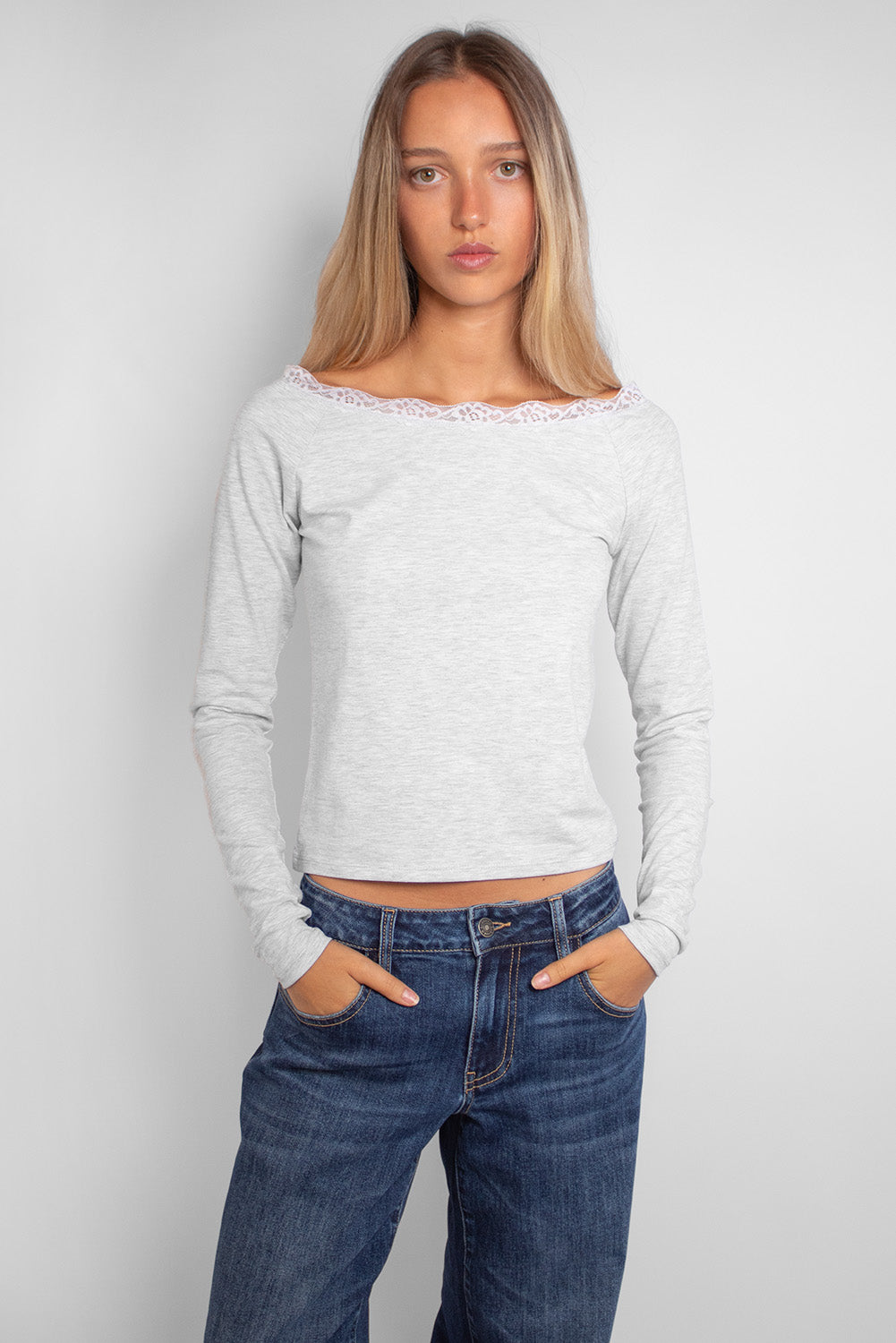 T-shirt with a boat neckline and lace | Subdued