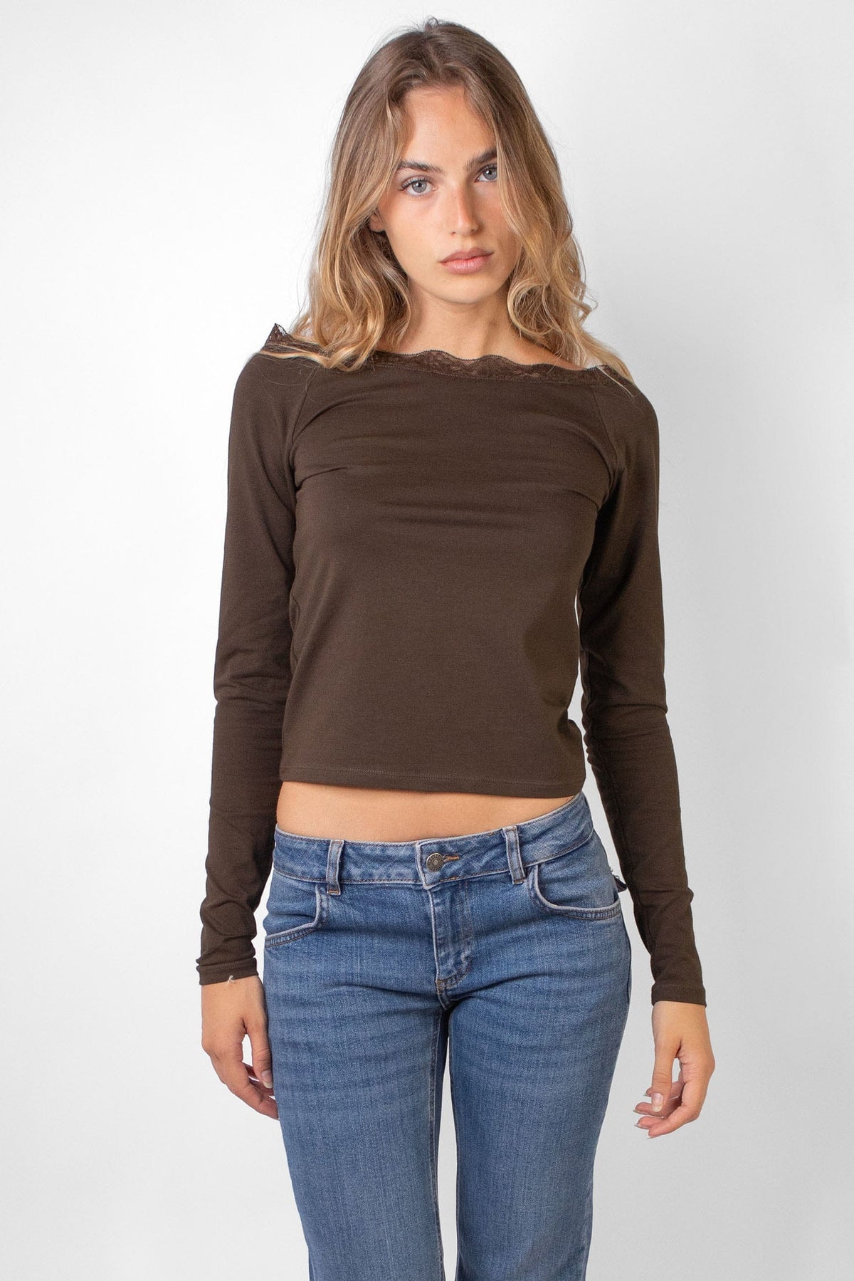 T-shirt with a boat neckline and lace | Subdued