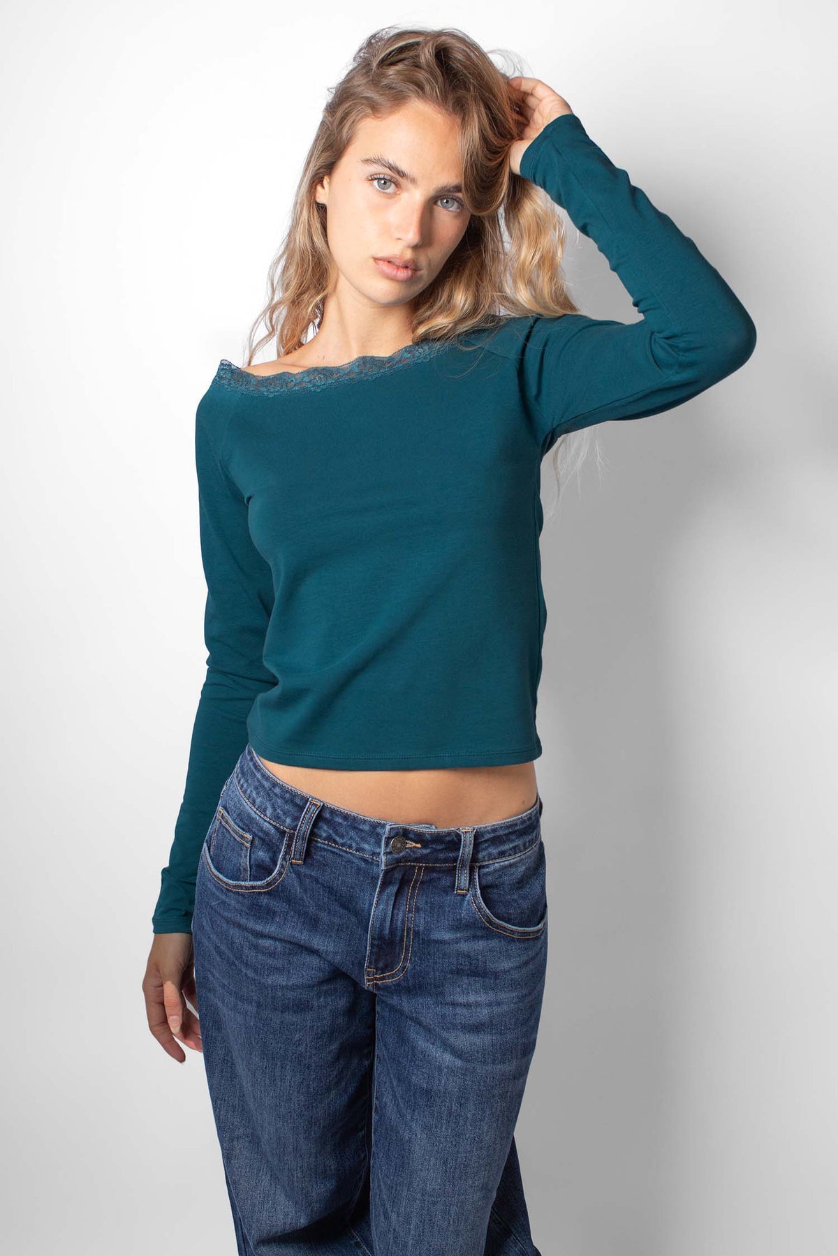 T-shirt with a boat neckline and lace | Subdued