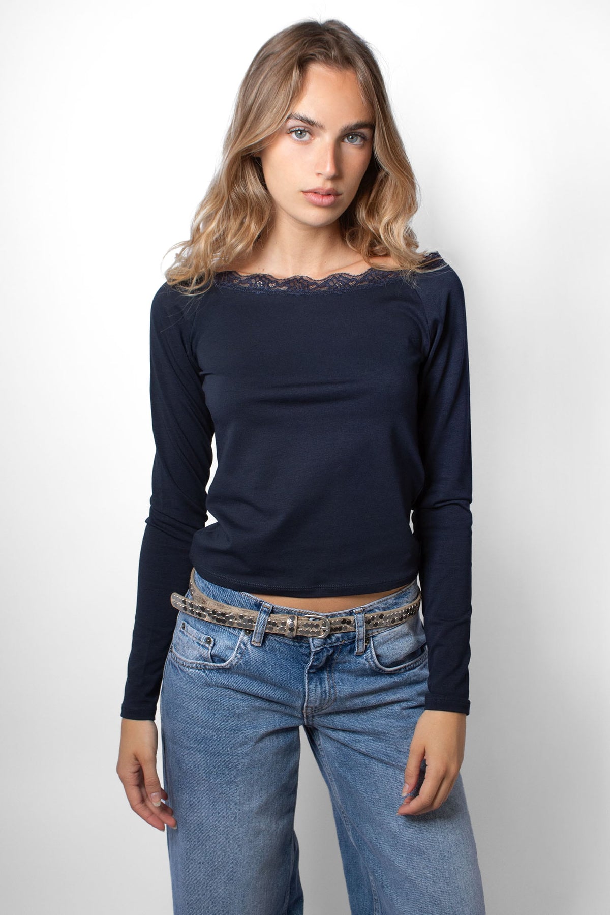 T-shirt with a boat neckline and lace | Subdued