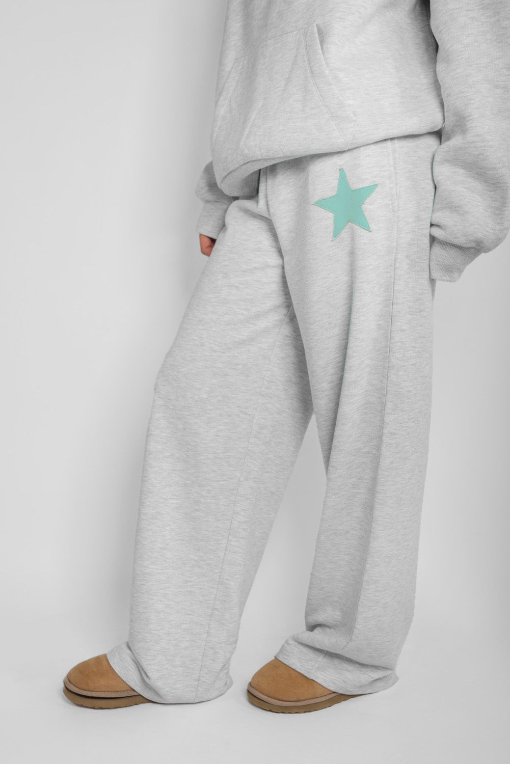 Wide-leg joggers with star patch | Subdued